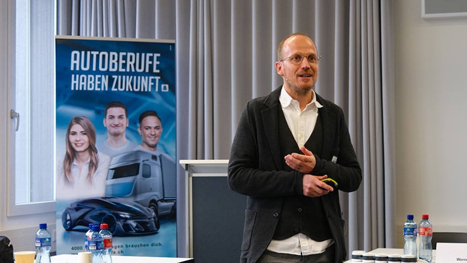 Daniel Rindlisbacher stellt die Ergebnisse der Berufsprüfung 2024 für Automobil-Serviceberater:innen vor.